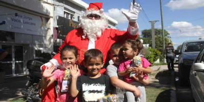 Papá Noel recorrió los barrios de Río Segundo 